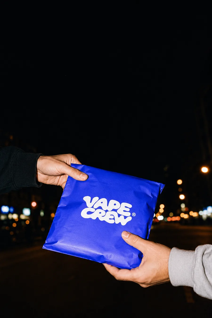 Entrega de un pedido de VAPE CREW en la calle