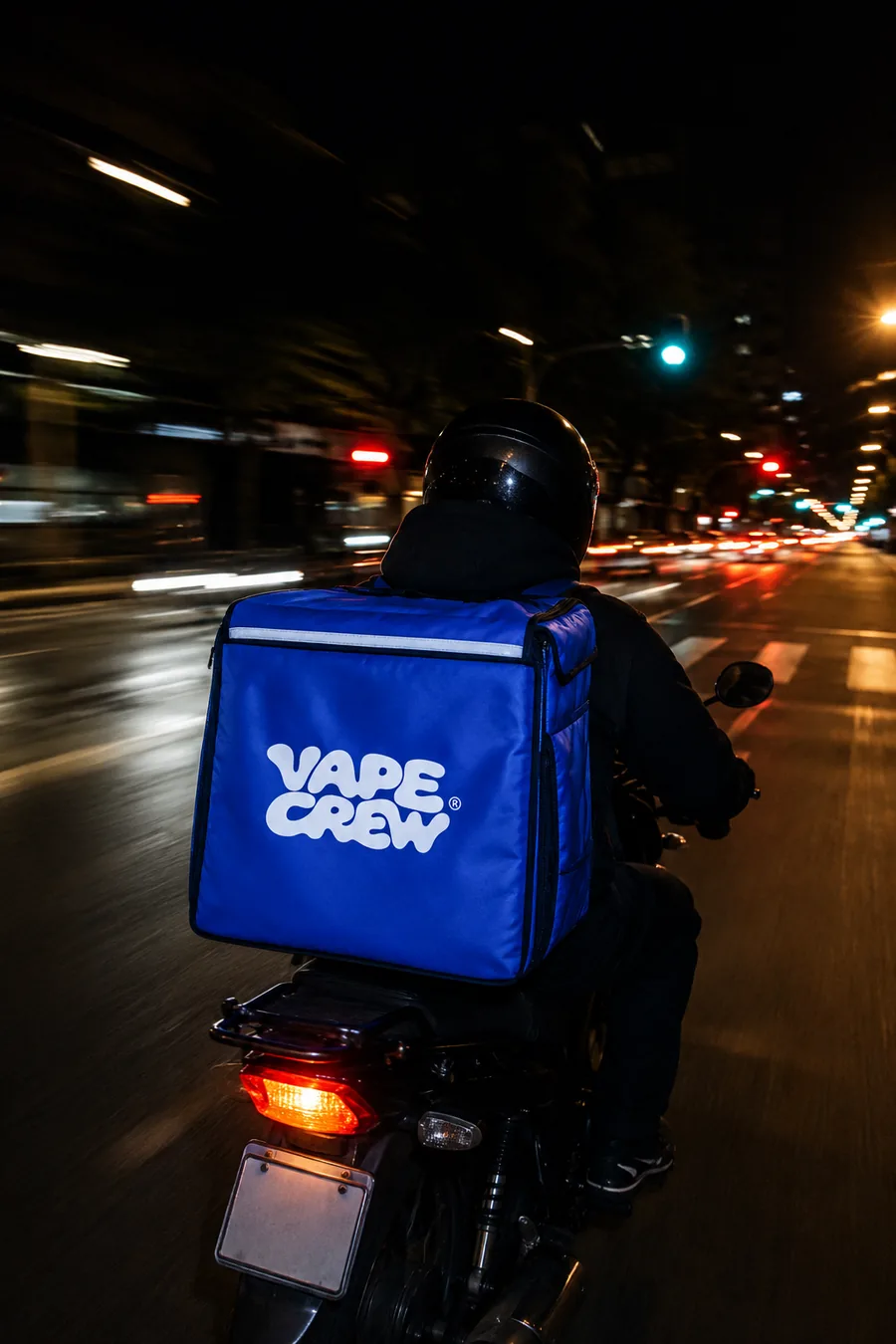 Repartidor de VAPE CREW en moto por la ciudad de noche